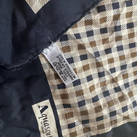 Aquascutum scarf - Picture 8 of 10